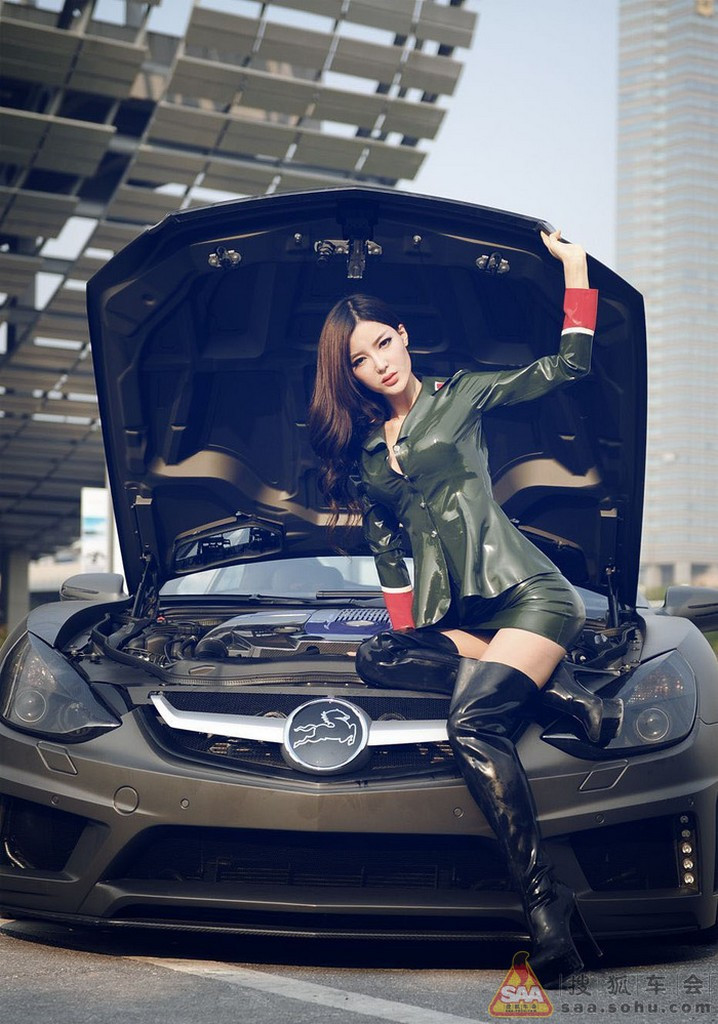 Mỹ nữ châu Á "lả lướt" bên siêu xe Carlsson C25 ảnh 8