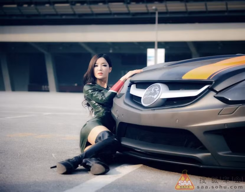 Mỹ nữ châu Á "lả lướt" bên siêu xe Carlsson C25 ảnh 6