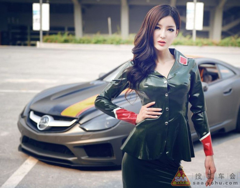 Mỹ nữ châu Á "lả lướt" bên siêu xe Carlsson C25 ảnh 3