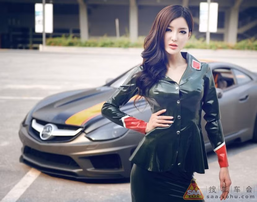 Mỹ nữ châu Á "lả lướt" bên siêu xe Carlsson C25 ảnh 3