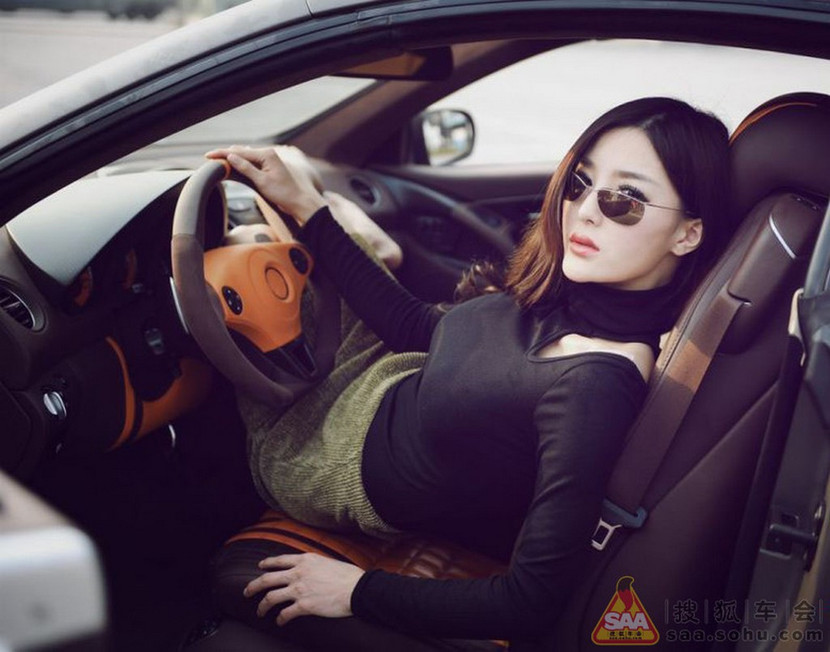 Mỹ nữ châu Á "lả lướt" bên siêu xe Carlsson C25 ảnh 1