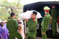 Công an quận Long Biên góp sức với đồng bào Quảng Bình thân yêu 