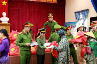 Công an quận Long Biên góp sức với đồng bào Quảng Bình thân yêu 