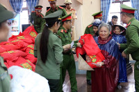 Công an quận Long Biên góp sức với đồng bào Quảng Bình thân yêu 