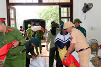 Công an quận Long Biên góp sức với đồng bào Quảng Bình thân yêu 