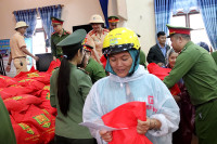 Công an quận Long Biên góp sức với đồng bào Quảng Bình thân yêu 