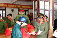 Công an quận Long Biên góp sức với đồng bào Quảng Bình thân yêu 