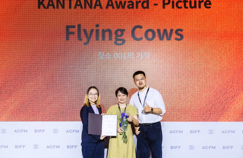 nsx-nguyen-huu-tuong-vi-va-dao-dien-nguyen-pham-thanh-dat-nhan-giai-kantana-award-tai-busan-2025.jpg