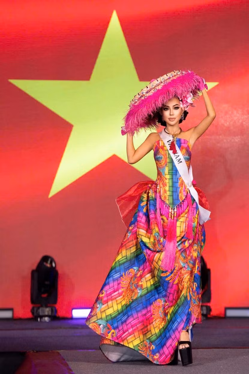 3-hinh-anh-viet-nam-day-tu-hao-khi-van-pham-xuat-hien-o-dau-truong-nhan-sac-quoc-te-3.jpg