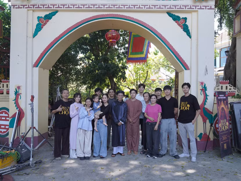 nghe-si-hoai-linh-cung-doan-phim-nguoi-duoc-chon.jpg