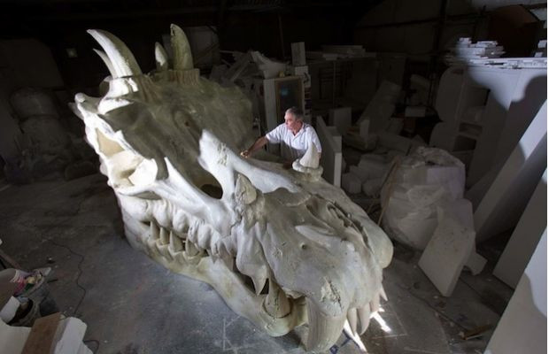 Sọ rồng khổng lồ xuất hiện trên bãi biển ảnh 6