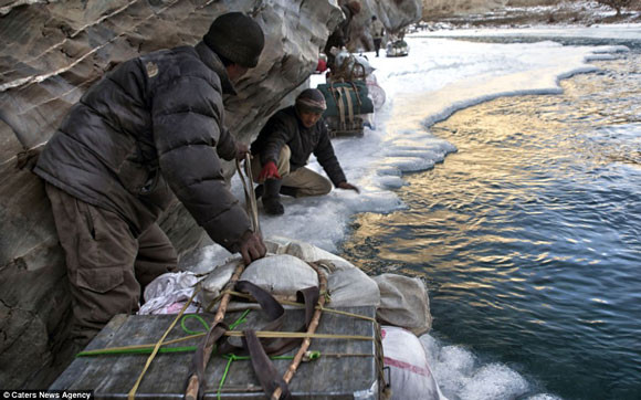 Đi bộ hơn 9 ngày dưới cái lạnh -35 độ C để sinh con ảnh 3