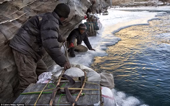 Đi bộ hơn 9 ngày dưới cái lạnh -35 độ C để sinh con ảnh 3