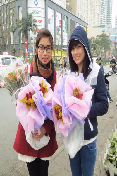 Sinh viên tất bật "làm ăn" dịp Valentine ảnh 2