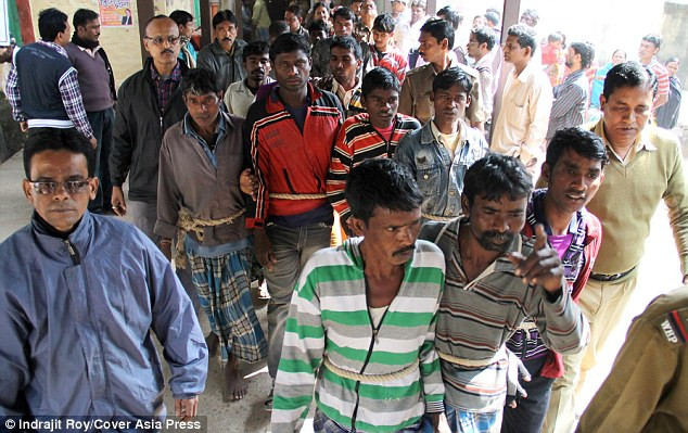 Kinh hoàng cô gái trẻ bị 13 người hiếp do dám yêu trai làng khác ảnh 2