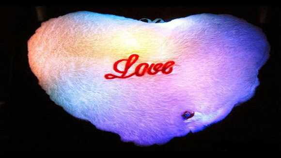 Gối trái tim, hoa hồng xanh- hàng "độc" ngày Valentine ảnh 2