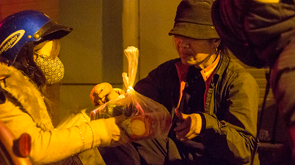 Ấm lòng trong "Đêm không ngủ" với người vô gia cư ảnh 11