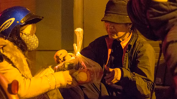 Ấm lòng trong "Đêm không ngủ" với người vô gia cư ảnh 11