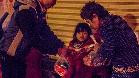 Ấm lòng trong "Đêm không ngủ" với người vô gia cư ảnh 8