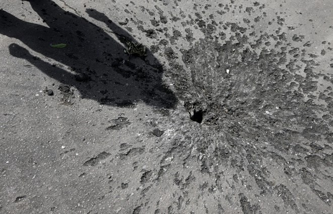 Quân đội Ukraine liên tục nã pháo, Nga sơ tán các nhân viên hải quan ảnh 1