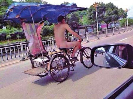 Thua độ trận Đức-Brazil, nam thanh niên trần truồng đạp xe quanh phố ảnh 1