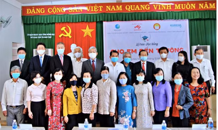 Lãnh đạo các cơ quan, ban ngành Đồng Nai cùng các doanh nghiệp tại lễ trao học bổng. Lãnh đạo các cơ quan, ban ngành Đồng Nai cùng các doanh nghiệp tại lễ trao học bổng.