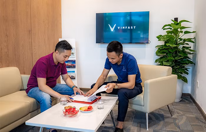 Khách hàng làm thủ tục mua xe