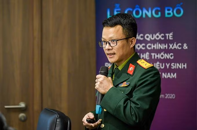 Trung tá, Tiến sĩ, Bác sĩ Hồ Hữu Thọ giới thiệu về dự án hợp lực giữa VinBigdata và Học viện Quân y nghiên cứu phát hiện và ngăn ngừa vi khuẩn kháng kháng sinh dựa trên phân tích dữ liệu lớn