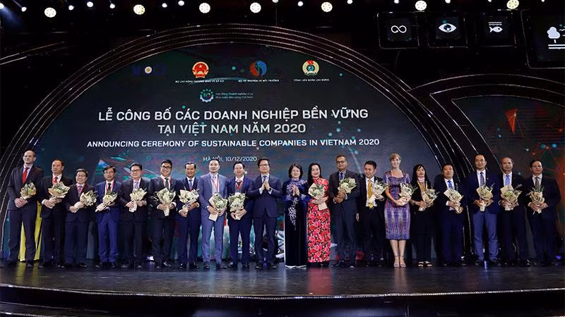 Phó Chủ tịch nước Đặng Thị Ngọc Thịnh trao hoa chúc mừng cho Top các Doanh nghiệp bền vững của Việt Nam năm 2020