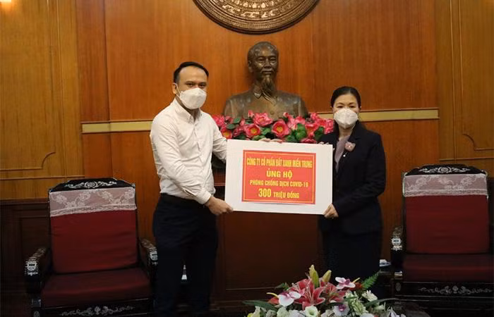 Đại diện Đất Xanh Miền Trung trao 300 triệu đồng cho Quỹ phòng chống dịch Covid-19 vào tháng 4/2020.