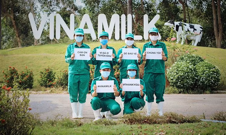 Nhân viên Vinamilk được khuyến khích tham gia vào các hoạt động cộng đồng của công ty, đặc biệt trong giai đoạn khó khăn vì Covid-19
