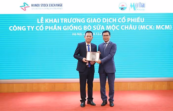 Lãnh đạo Sở Giao dịch chứng khoán Hà Nội (phải) trao chứng nhận đăng ký giao dịch cho Tổng giám đốc công ty Mộc Châu Milk (trái)