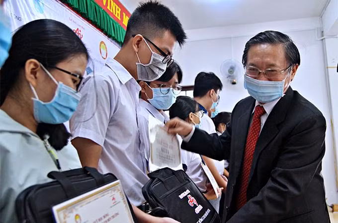 Ông Nguyễn Ngọc Hùng - Cố vấn chiến lược cao cấp Công ty Ajinomoto Việt Nam trao học bổng cho các em học sinh. Ông Nguyễn Ngọc Hùng - Cố vấn chiến lược cao cấp Công ty Ajinomoto Việt Nam trao học bổng cho các em học sinh.