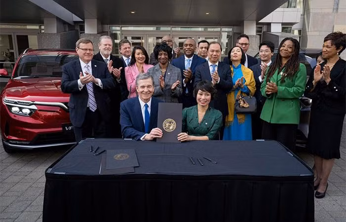 Thống đốc bang Bắc Carolina Roy Cooper và Phó Chủ tịch Tập đoàn Vingroup kiêm Tổng giám đốc VinFast toàn cầu Lê Thị Thu Thuỷ ký kết hợp tác về việc đầu tư xây dựng nhà máy VinFast tại bang Bắc Carolina.