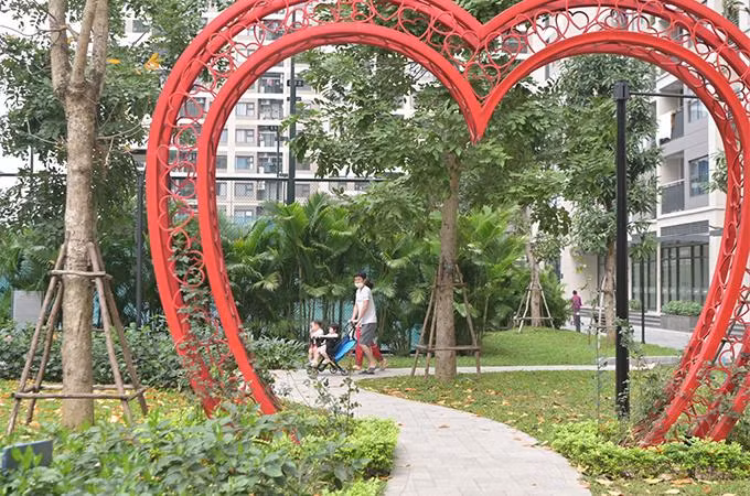 Cộng đồng cư dân 25 ngàn người đã hình thành trong lòng Vinhomes Smart City với nhịp sống sôi động, tạo ra ưu thế cho các phân khu mới sắp gia nhập thị trường. Cộng đồng cư dân 25 ngàn người đã hình thành trong lòng Vinhomes Smart City với nhịp sống sôi động, tạo ra ưu thế cho các phân khu mới sắp gia nhập thị trường.
