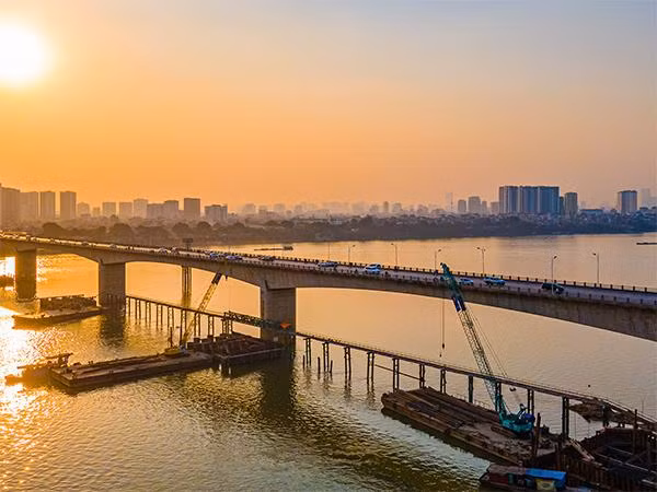 Cầu Vĩnh Tuy giai đoạn 2 dự kiến sẽ được hoàn thành vào năm 2023 giúp hoàn thiện hạ tầng vành đai 2 tăng cường kết nối và khả năng lưu thông giữa trung tâm Hà Nội với khu Đông. Cầu Vĩnh Tuy giai đoạn 2 dự kiến sẽ được hoàn thành vào năm 2023 giúp hoàn thiện hạ tầng vành đai 2 tăng cường kết nối và khả năng lưu thông giữa trung tâm Hà Nội với khu Đông.