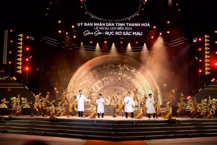 Sự kiện lễ hội biển 2024 thu hút hơn 300.000 người tham dự. Sự kiện lễ hội biển 2024 thu hút hơn 300.000 người tham dự.