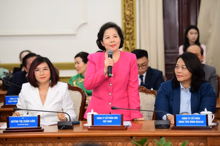 Bà Mai Kiều Liên – CEO Vinamilk – chia sẻ tại buổi tọa đàm chủ đề “Kiến tạo – Vươn mình” trong khuôn khổ lễ vinh danh Bà Mai Kiều Liên – CEO Vinamilk – chia sẻ tại buổi tọa đàm chủ đề “Kiến tạo – Vươn mình” trong khuôn khổ lễ vinh danh
