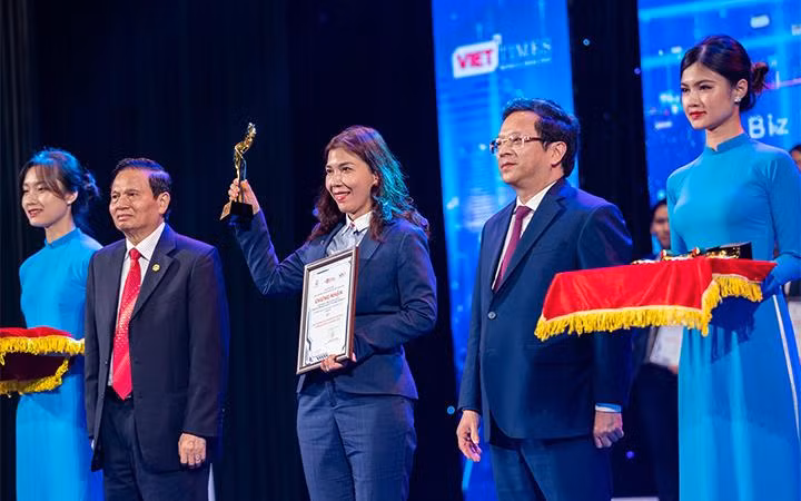 Bà Nguyễn Thị Nguyệt Thu – Phó Giám đốc khối SME đại diện MB nhận giải thưởng cho hạng mục “Sản phẩm, dịch vụ, giải pháp chuyển đổi số tiêu biểu”