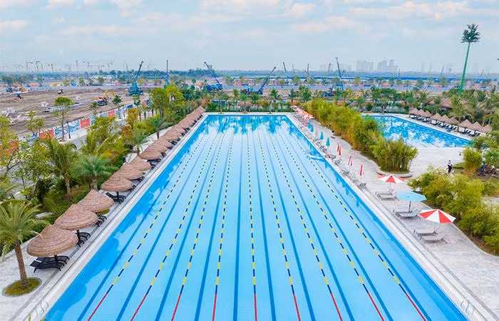 Bộ đôi bể bơi phong cách Olympic rộng 3.500m2 mang tới những được trải nghiệm bơi lội như kình ngư Olympic.