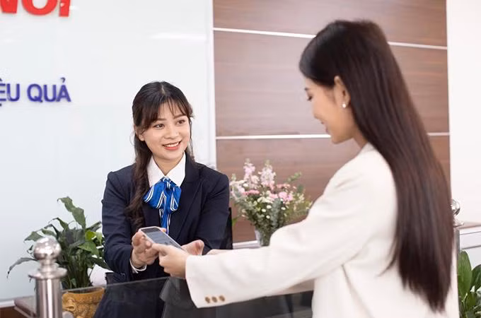 Nhân viên EVNHANOI hướng dẫn khách hàng thanh toán tiền điện không dùng tiền mặt