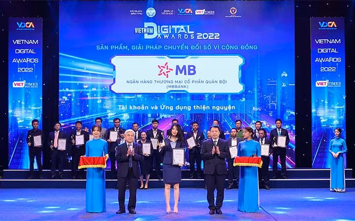 Bà Nguyễn Thùy Linh – Phó Giám đốc khối Ngân hàng số đại diện MB nhận giải thưởng cho hạng mục “Sản phẩm, giải pháp chuyển đổi số vì cộng đồng”