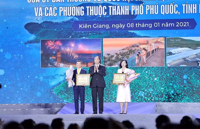 Lãnh đạo tỉnh Kiên Giang trao hoa và bằng chứng nhận cho 2 nhà đồng tài trợ Sun Group và BIM Group Lãnh đạo tỉnh Kiên Giang trao hoa và bằng chứng nhận cho 2 nhà đồng tài trợ Sun Group và BIM Group