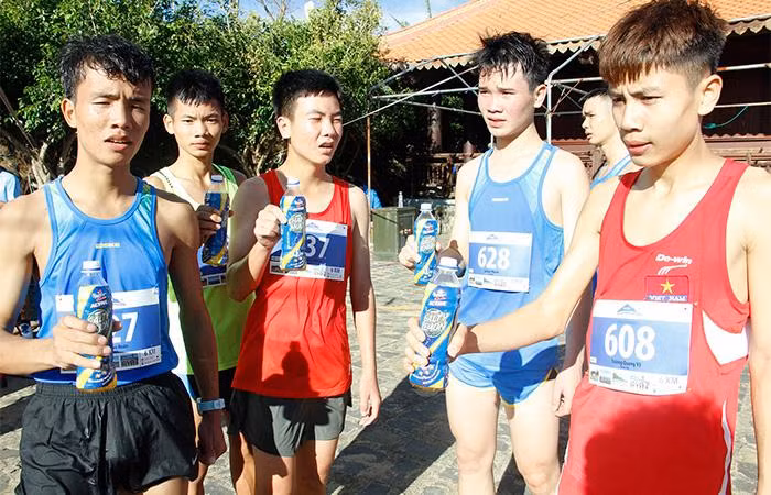 Thử thách thể lực khiến các vận động viên mất nhiều nước và mồ hôi