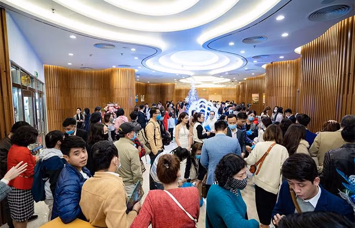 Hàng nghìn lượt khách xếp hàng để chờ tham quan căn hộ mẫu dòng Ruby tại Văn phòng bán hàng và khu nhà mẫu phía bên trong TTTM Vincom Mega Mall Ocean Park