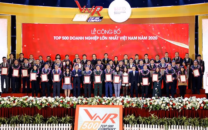Đại diện Tập đoàn Đất Xanh nhận giải tại lễ công bố Bảng xếp hạng VNR500 - Top 500 doanh nghiệp lớn nhất Việt Nam năm 2020. Đại diện Tập đoàn Đất Xanh nhận giải tại lễ công bố Bảng xếp hạng VNR500 - Top 500 doanh nghiệp lớn nhất Việt Nam năm 2020.
