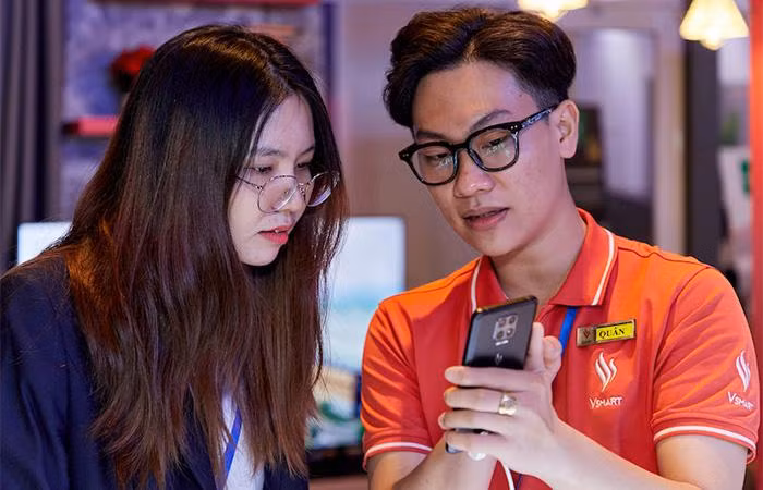 Điện thoại Vsmart Aris Pro với camera ẩn dưới màn hình sử dụng công nghệ chụp ảnh AI Vcam Kristal, được trang bị các công nghệ hiện đại như chip bảo mật lượng tử, khóa bảo mật FIDO2… cũng thu hút sự thích thú của nhiều người.