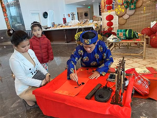Nhiều nét văn hóa Tết truyền thống được tái hiện tại các khách sạn 5 sao (Ảnh: Minh Hoàng)