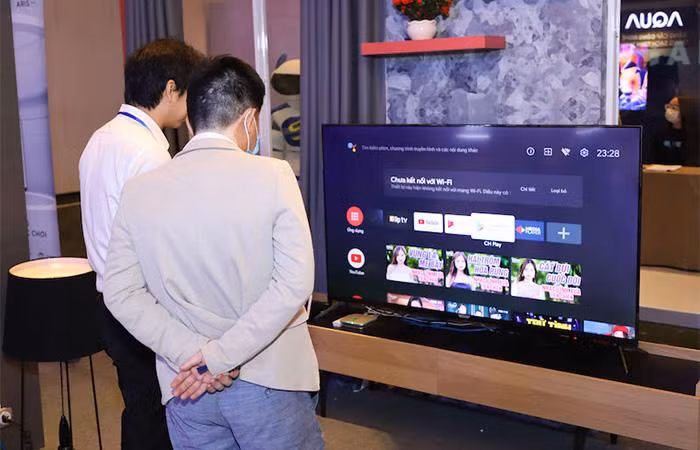 Khách hàng trải nghiệm mẫu sản phẩm Vsmart TV 65” hệ điều hành Android chính hãng với thiết kế tràn viền tinh tế, điều khiển giọng nói tiếng Việt và trợ lý ảo.