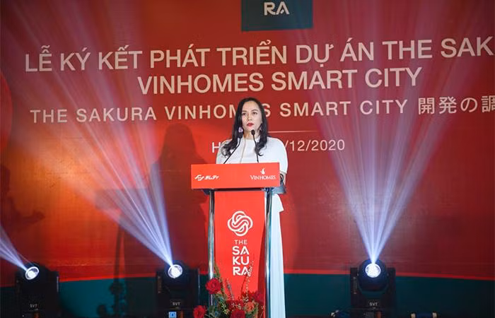 Bà Phạm Thị Lan Phương, Giám đốc dự án Vinhomes Smart City chia sẻ hành trình thắp sáng chân trời phía Tây Thủ đô với Vinhomes Smart City và hứa hẹn những đột phá mới tại The Sakura cùng đối tác Samty